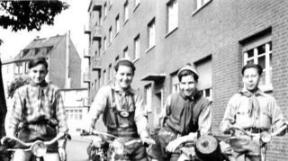 Paul Braun (2.v.r.) vor der Fahrradtour mit Freunden 1953.