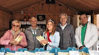 Die Spargelerzeuger Annerose (v. l.) und Karl-Heinz Schmidt, Spargelkönigin Ayleen I., Bürgermeister Gottfried Störmer und Unterstützer Kurt Oberfeld.