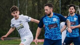 In der Kreisoberliga nur schwer zu stoppen: FVB-Spieler Björn Schnitzer (r.), hier gegen Bürstadts Leon Münch, verfügt über viel Regionalliga-Erfahrung.