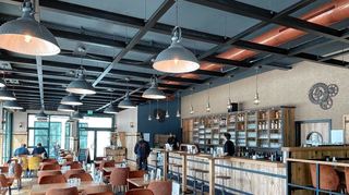 Der Restaurantbereich des Malzwerks bietet rund 80 Plätze und ist im Industrial Style gehalten.