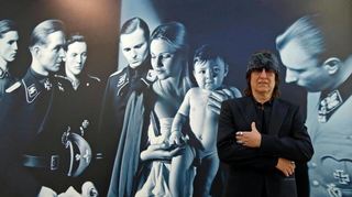 Großer Verstörer: Gottfried Helnwein 2017 in Wien vor einem seiner Bilder mit Nazi-Thematik, betitelt „Epiphany 1 (Anbetung der Könige)“.