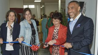 Freuen sich auf ihre neuen Arbeitsplätze: Christina Adler-Schäfer (v.l.), Michaela Weber und Abdalla Gdoura. Bärbel Schader (2.v.r.) schneidet das Band durch.