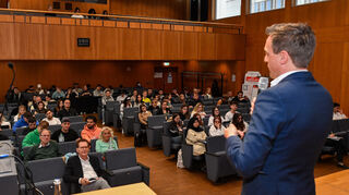 Karsten Kammholz beim Vortrag an der Hochschule.
