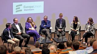 Das "MM"- Stadtgespräch im Anna-Reiss-Saal am Mittwochabend: Sebastian Camarero (v.l.), Rüdiger Ernst, Tanja Hilton, Moderator Walter Serif, Vincent Oehme, Nina Wellenreuther und Hannah Ziegler.
