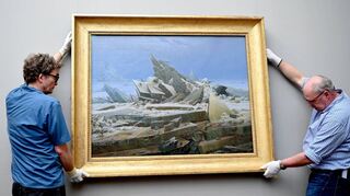 Von Hamburg nach Berlin: Zwei Mitarbeiter der Alten Nationalgalerie hängen das Gemälde „Das Eismeer“ von Caspar David Friedrich an die Wand im Museum.