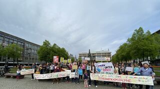 Eltern protestierten am Rande einer Sitzung des Jugendhilfeausschusses vor dem Mannheimer Stadthaus gegen die schlechte Betreuungssituation in den Mannheimer Stadtteilen.