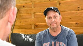 Michael Klesius beim Interview mit „MM“-Reporter Steffen Mack im Haus der verstorbenen Dagmar (in der Serie werden alle nur mit Vornamen genannt).