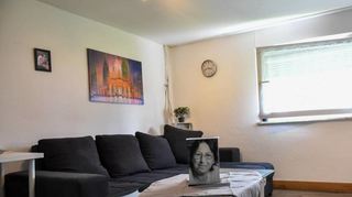 Innen hat der Hausmeister alles renoviert und neu gestaltet. Auf dem Wohnzimmertisch erinnert ein großes Foto an Dagmar. „Ich mochte sie sehr“, sagt er.