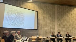 Diskussionen im Bezirksbeirat: Auf der Leinwand ist der Geltungsbereich des B-Plans dargestellt. Bürgermeister Proffen (3.v.r.) leitet die Sitzung.