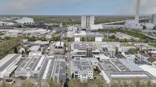 Luftaufnahme des Gehr-Areals in Mannheim-Neckarau. Auf den Dächern der Werkshallen sind die Solarpanels zu sehen, rechts im Hintergrund auch das GKM.
