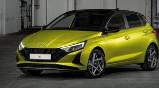 Eine insgesamt scharf gezeichnete Front mit einer stark abfallenden Motorhaube verleiht dem Hyundai i20 einen selbstbewussten Auftritt.