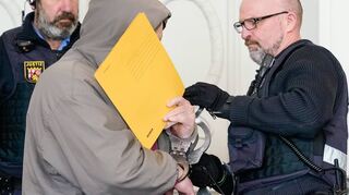 Der Angeklagte Arthur K. zu Beginn des Prozesses am Landgericht in Landau.
