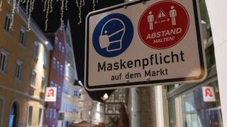 Der Verwaltungsgerichtshof Baden-Württemberg hat Klagen gegen Maskenpflicht und Kontaktverbote aus dem Frühjahr 2020 abgewiesen.