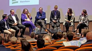 „MM“-Stadtgespräch am Mittwochabend: Sebastian Camarero (v.l.), Rüdiger Ernst, Tanja Hilton, Moderator Walter Serif, Vincent Oehme, Nina Wellenreuther und Hannah Ziegler.