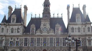Olympische Ringe am Rathaus – ein symbolisches Bild. Denn ganz Paris steht 2024 im Zeichen von Olympia.