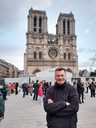 Besuch vor Ort: Autor Konstantin Groß vor Notre-Dame de Paris.