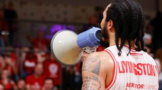Die „Sieger-Humba“ gehört bei den Würzburg Baskets in dieser Saison fast schon zur Tagesordnung. Dass sie Würzburgs Starspieler Otis Livingston II auch nach der Partie gegen den großen Meisterschaftsfavoriten FC Bayern München anstimmen darf, ist allerdings ziemlich unwahrscheinlich.