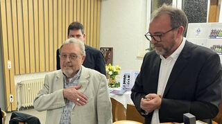 Klaus Schillinger mit dem Ehrenring. Rechts Kulturverein-Vorsitzender Stefan Höss, im Hintergrund Vorstandsmitglied Kai Friedrich.
