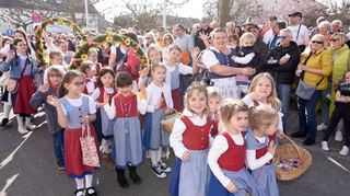 Die Vereins-Zukunft: die Jugendvolkstanzgruppe, hier beim Mathaisemarkt-Festzug.