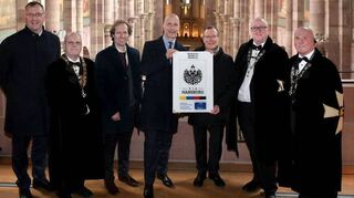 Der Prokurator des Sankt-Georgs-Orden Baron Vincenz Stimpfl-Abele übergibt das Schild der Via Habsburg an Domdekan Dr. Christoph Kohl. Ebenfalls auf dem Bild sind Vertreter des Sankt-Georgs-Orden und der Direktor des Historischen Museums der Pfalz Professor Dr. Alexander Schubert.