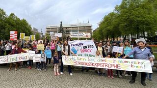 Viele Eltern befürchten, nach den Sommerferien keinen Hortplatz für ihre Grundschulkinder in Mannheim zu bekommen. Deshalb demonstrierten sie vor Beginn der Jugendhilfeausschuss-Sitzung.