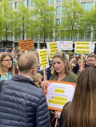 Am Rande der Demonstration diskutierte Bürgermeister Dirk Grunert mit Eltern.