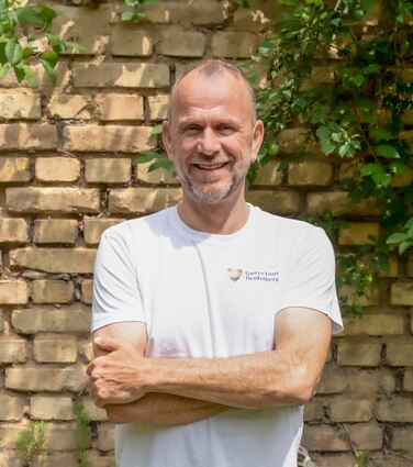 Steffen Schmid organisiert seit 2021 die Tour „Kreuz und queer durch Heidelberg“.
