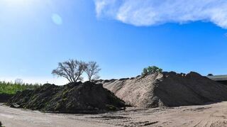 Große Hügel mit Mutterboden und Sand sind dort aufgeschichtet, wo die Hauptbühne war.