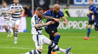 Marvin Knoll vom MSV Duisburg im Zweikampf mit Terrence Boyd SV Waldhof Mannheim.