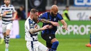 Terrence Boyd (rechts) traf ins eigene Tor und durfte sich am Ende dennoch über einen Punktgewinn in Duisburg freuen.