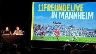 Philipp Köster (links) und Stephan Reich, zwei   Edelfedern der „11 Freunde“-Redaktion, unterhalten in Mannheim ausgezeichnet.