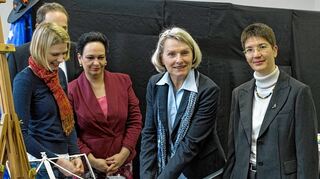 <p>Direktorin Weiss, Bürgermeisterin Freundlieb, eine Vertreterin der Elternschaft und Stadträtin Lena Kamrad (v. r.) eröffnen das neue Dachgeschoss.</p>