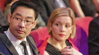 <p>Ablenkung: Philipp Rösler mit seiner Frau Wiebke beim Internationalen Filmfest in Berlin.</p>