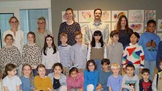 Die Kinder zeigen ihre Werke. Das freut Kathrin Gomes (v.l.), Katrin Lehmann, Christine Wichmann, Johannes Honneck und Silke Lattekamp