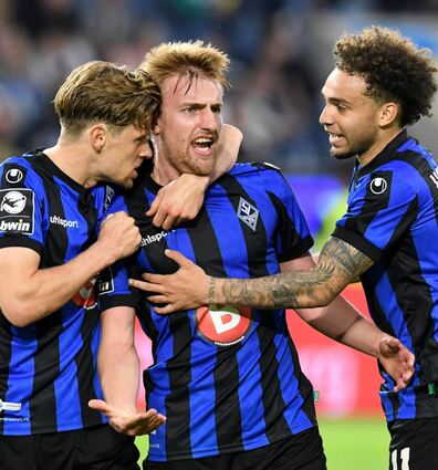 Baxter Bahn (l.) und Jalen Hawkins (r.) feiern mit Fridolin Wagner den 1:1-Ausgleichstreffer in Duisburg. Durch das Remis hielt der SV Waldhof den MSV auf Distanz.