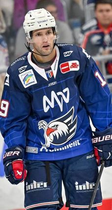 Linden Vey kehrt den Adlern Mannheim den Rücken.