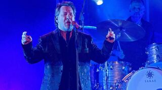 Karat im Capitol: Sänger Claudius Dreilich in Aktion.