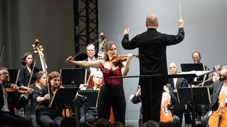 Altbewährte Kräfte zum Finale: Die Violinistin Veronika Eberle überzeugte gemeinsam mit der Kammerphilharmonie Bremen unter Paavo Järvi.