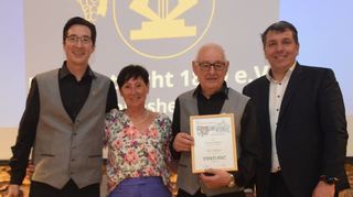 Jubiläumsfestabend der Eintracht Schriesheim: Unser Bild zeigt Oliver Hildenbeutel (v.l.), Erika Hölzel, Helmut Hölzel und Bürgermeister Oeldorf.