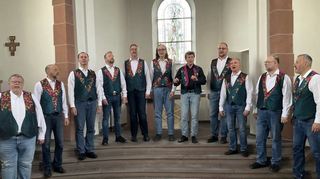 Begeistern mit Gesang und Humor ihr Publikum: Die Rosa Kehlchen während ihres Konzerts in der evangelischen Kirche in Bürstadt.