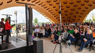 Gottesdienst im Holzpavillon zur Wiederöffnung des Spinelli-Geländes, links Claudia Paschmann und Barbara Kraus, von Bernard Hübner am Piano begleitet.