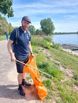 Bei den Adler Mannheim hält Felix Brückmann sonst sein Tor frei von fremden Pucks, hier das Ufer von Zigarettenstummeln.