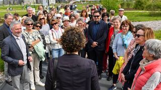 Diana Pretzell (von hinten) führt Besucher über das westliche Spinelligelände und erläutert die Maßnahmen zum Artenschutz.