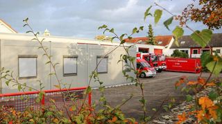 Der Asphalt kaputt und die Container immer noch zu eng: das Gerätehaus der Freiwilligen Feuerwehr Wallstadt am Mudauer Ring.