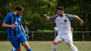 Riedrodes Nassim El Yassini (links), hier gegen Rüsselsheims Edison Karagjozi, erzielte für die FSG die 1:0-Führung.