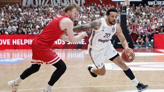 Einen packenden Kampf lieferten die Würzburg Baskets (im Bild der „Hüne aus Heckfeld“ Max Ugrai/links) dem Titelfavoriten FC Bayern München.