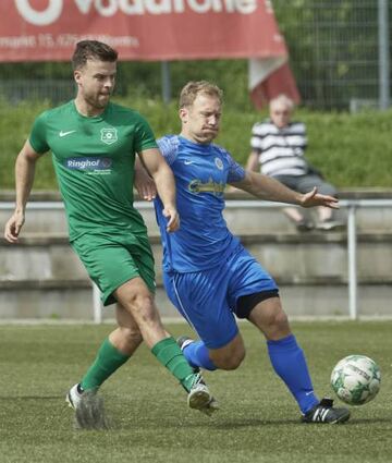 Viernheims Erik Anhölcher (l.) im Duell mit Neckaraus Philipp Kempf.