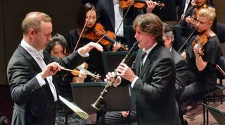 Dirigent Michael Francis (l.) und Paul Meyer (r.) an der Klarinette beim finalen Konzert der Staatsphilharmonie Rheinland-Pfalz im Rosengarten.