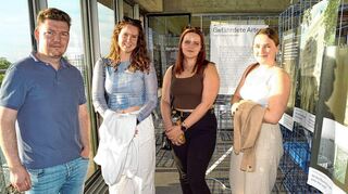 In der Ausstellung von MOFA: Architekt Kai Buchhop (v.l.) freut sich über das Interesse von Anna Wendlandt, Anastasia Biller und Johanna Henning.