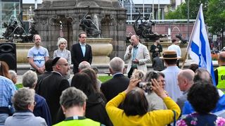 Etwa 120 Menschen haben am Sonntagabend ihre Solidarität mit Israel ausgedrückt.